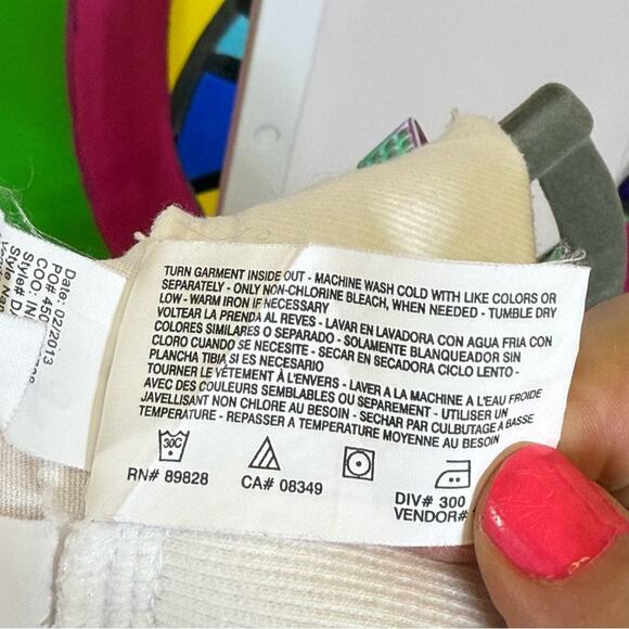 Gloria Vanderbilt White Bermudas, Size 14. Minor stains, should wash out. - Picture 7 of 7